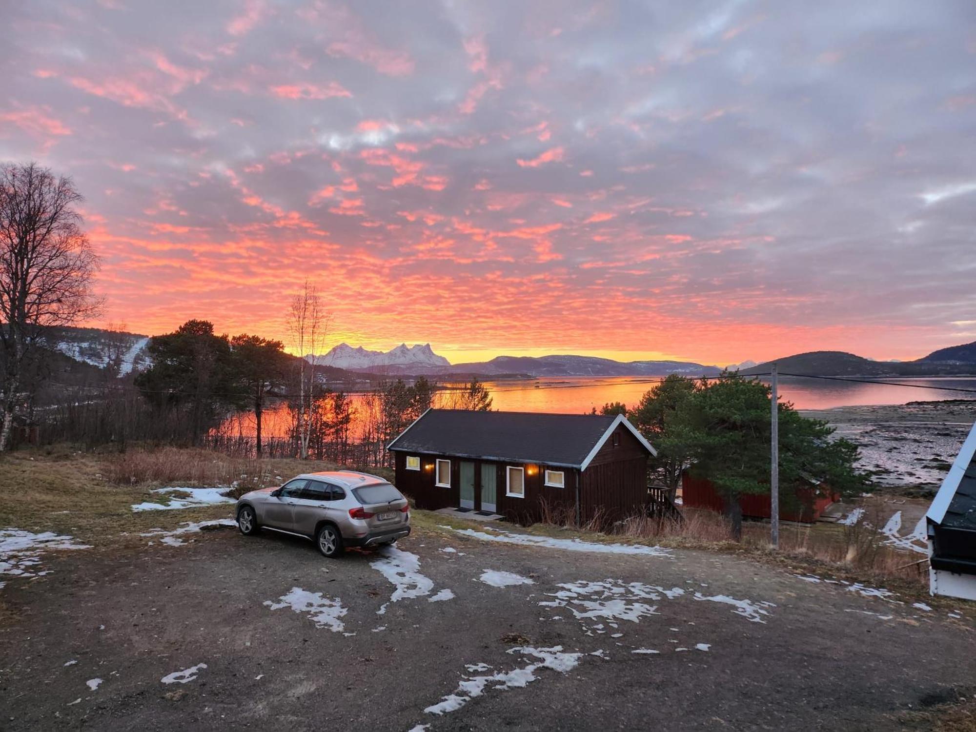 Ulvsvag Gjestgiveri Og Fjordcamping As Buitenkant foto