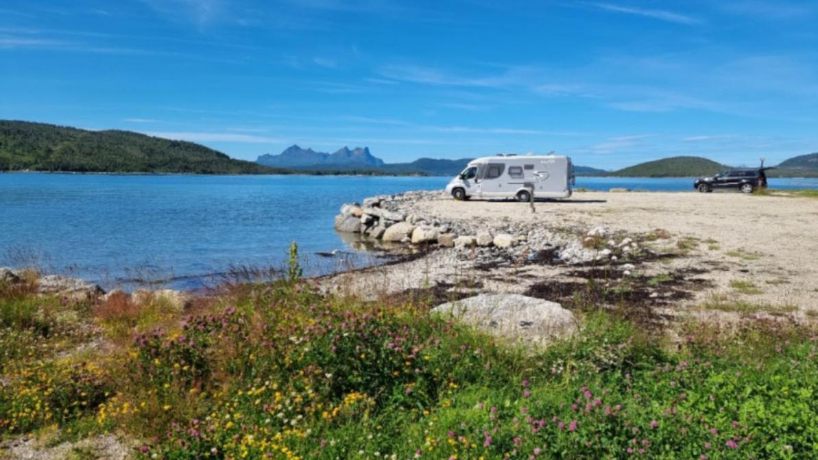 Ulvsvag Gjestgiveri Og Fjordcamping As Buitenkant foto
