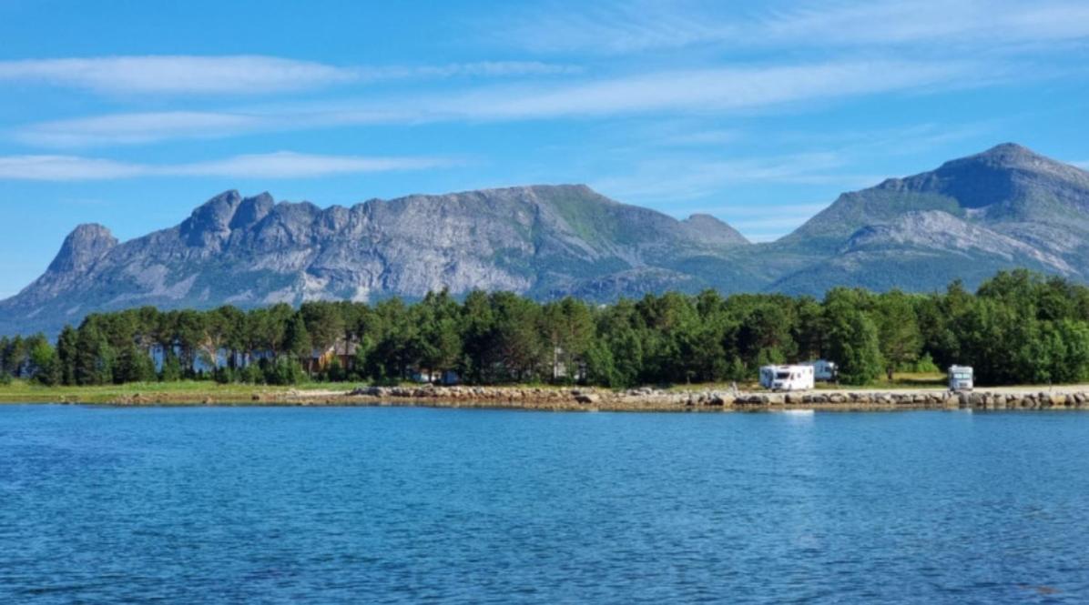 Ulvsvag Gjestgiveri Og Fjordcamping As Buitenkant foto
