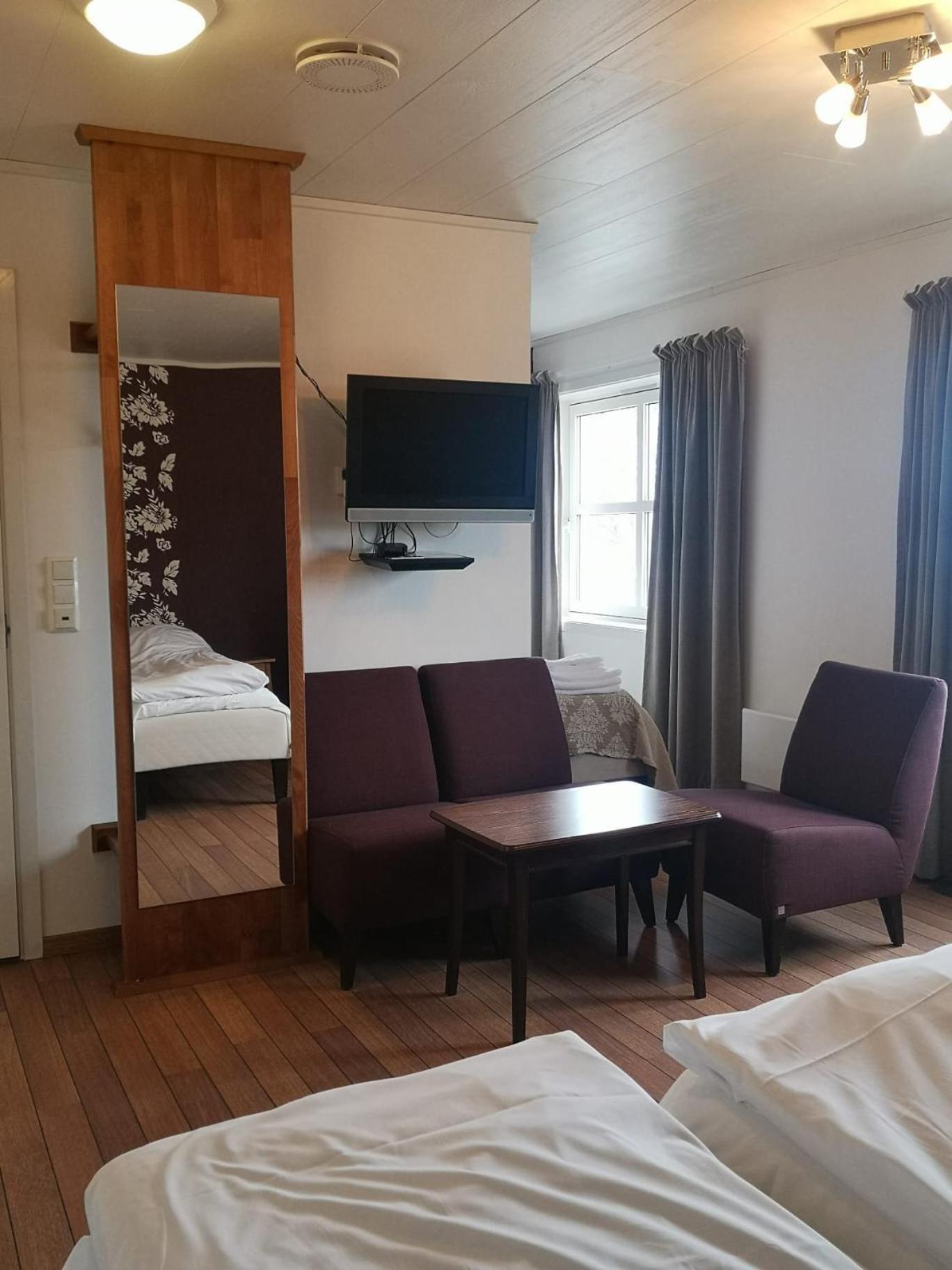 Ulvsvag Gjestgiveri Og Fjordcamping As Buitenkant foto