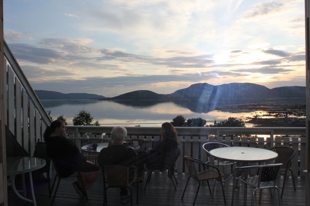 Ulvsvag Gjestgiveri Og Fjordcamping As Buitenkant foto