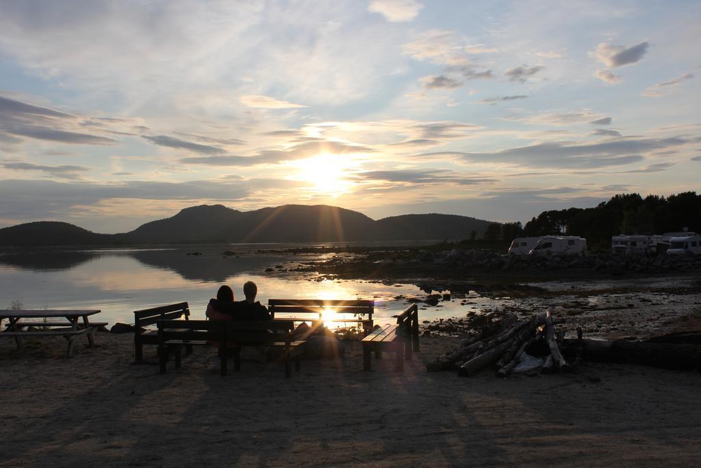 Ulvsvag Gjestgiveri Og Fjordcamping As Buitenkant foto